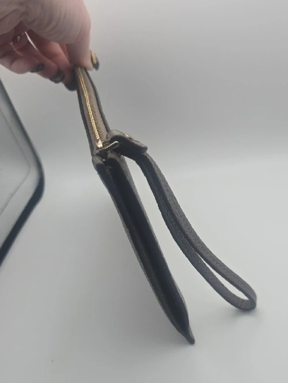 Kate Spade ♠️ Taupe Pebbled Leather Wristlet W/ Gold Hardware (NWOT)✨️♠️✨️